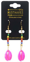 Load image into Gallery viewer, Felroze Oorbellen Colorful Shell zijn langere oorbellen met gekleurde beads, kraaltjes en een schelpje als hanger. Deze gekleurde oorbellen, type oorhangers, hebben een lengte van ca. 6cm. Oorbellen Colorful Shell zijn verkrijgbaar in verschillende kleuren.
