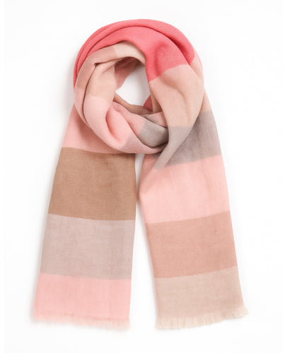 Roze Sjaal Prague is een zachte sjaal van gemengde stof met modern streepjespatroon en franjeafwerking. Bestel deze warme en zachte sjaal van Moment in May.
