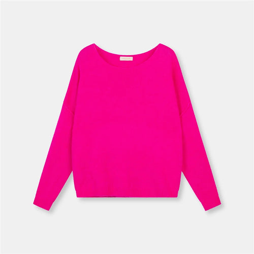 Fuchsia Mohair Trui van Beauregard in de kleur Fuxia, heeft een boothals en lange mouwen. Op de mouwen en op het achterpand loopt een zoom, als speels detail.
