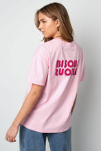 Load image into Gallery viewer, Roze T-shirt Bisous is een basis shirt van 100% katoen met ronde boord en korte mouwen. Zowel op de voor- en achterkant heeft dit t-shirt een applicatie Bisous in fuchsia.
