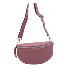 Load image into Gallery viewer, Oudroze Tas Fabienne in kleur Old Pink, is een veelzijdige crossbody tas die ook als trendy heuptas gedragen kan worden. Met zijn Italiaans leder en elegante zilverkleurige hardware is Fabienne de perfecte combinatie van stijl en functionaliteit.
