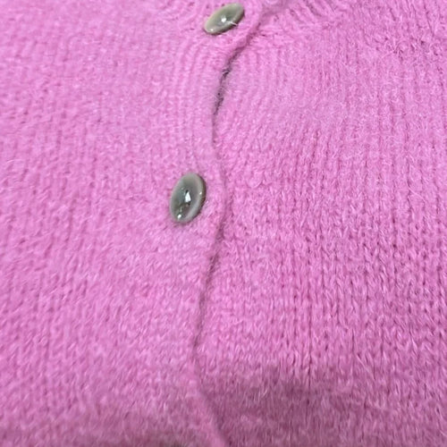 Roze Vest 'For Her' van So Beau by Beauregard in de kleur Mauveclaire. Vest met een ronde hals, lange mouwen en knoopjes om het vest eventueel te sluiten, om het als trui te dragen. Vest is verkrijgbaar in verschillende kleuren. Super Zacht Vest, is nu al een van onze bestsellers!