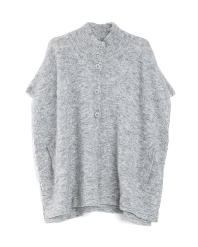 Ruimvallend Vest New Zealand in de kleur Grey Melange is een trendy en prachtig exemplaar. Vest New Zealand is ongeveer 80cm lang, heeft knoopjes en steekzakken. En is zowel binnen als buitenshuis te dragen. Fijn te combineren met een trui, als je dit vest buiten wilt dragen, ook is het een prachtige combinatie met een witte katoenen blouse en een strakke PU broek. Ideaal om als extra laagje te dragen!