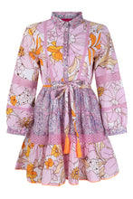 Load image into Gallery viewer, Korte Jurk van Place du Soleil Rosa Orange Flowers Dress is een prachtige jurk (met onderjurk) in roze met oranje accenten. Jurk heeft een kraag, welke is afgezet met prachtige rozen pailletten, heeft knoopjes tot aan de taille en lange mouwen met manchet. In de jurk is kant verwerkt, een elastische band in de taille met ceintuur in dezelfde print. Wat een beeldige jurk, geweldig!
