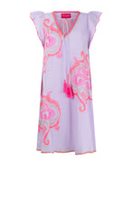 Afbeelding in Gallery-weergave laden, Paarse Jurk van Place du Soleil, Lilac Short Dress is een prachtige zomerjurk met steekzakken, korte mouwen met ruffles en een V-hals, die afgewerkt is met goudkleurig en fluo band. De jurk heeft geen onderjurk, een kleurenpalet van lila en roze en heeft prachtige met de hand geborduurde borduursels.
