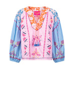 Afbeelding in Gallery-weergave laden, Place du Soleil Blouse Rosa Blue. De blouse is een licht klokkend model met lange mouwen met elastieken manchet en heeft werkelijk prachtige borduursels. Deze geweldige blouse is in de kleurencombinatie roze, blauw, oranje. Deze blouse is echt een plaatje!
