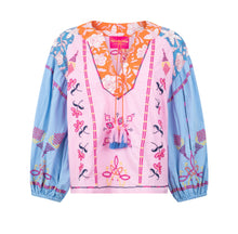 Afbeelding in Gallery-weergave laden, Place du Soleil Blouse Rosa Blue. De blouse is een licht klokkend model met lange mouwen met elastieken manchet en heeft werkelijk prachtige borduursels. Deze geweldige blouse is in de kleurencombinatie roze, blauw, oranje. Deze blouse is echt een plaatje!
