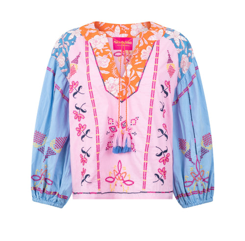 Place du Soleil Blouse Rosa Blue. De blouse is een licht klokkend model met lange mouwen met elastieken manchet en heeft werkelijk prachtige borduursels. Deze geweldige blouse is in de kleurencombinatie roze, blauw, oranje. Deze blouse is echt een plaatje!