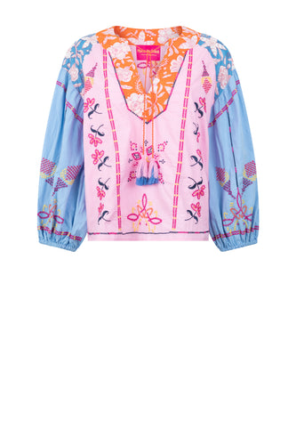 Place du Soleil Blouse Rosa Blue. De blouse is een licht klokkend model met lange mouwen met elastieken manchet en heeft werkelijk prachtige borduursels. Deze geweldige blouse is in de kleurencombinatie roze, blauw, oranje. Deze blouse is echt een plaatje!