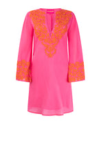 Afbeelding in Gallery-weergave laden, Fuchsia Jurk van Place du Soleil, Hot Pink &amp; Orange Dress is een zomerjurk met steekzakken en V-hals, die afgewerkt is met prachtige oranje embroidery. De jurk heeft een onderjurk en is een geweldige jurk door deze mooie kleurstelling.
