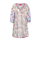 Load image into Gallery viewer, Jurk van Place du Soleil, Mix Paisley Purple Dress is een prachtige wijde zomerjurk met een romantische look.Jurk heeft steekzakken, korte mouwen en een V-hals, die afgewerkt is met paarse band. Ideale jurk te dragen over badkleding. Deze jurk valt normaal op maat en wordt geleverd met witte losse onderjurk van katoen.
