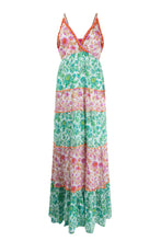 Load image into Gallery viewer, Maxi Dress Place du Soleil, Green Rosa Flowers is een maxi dress met verstelbare spaghettibandjes, een V-hals, heeft brede elastiek op het achterpand en een onderjurk. Een prachtige jurk met stroken in een mooie combinatie van groen en lila. Deze jurk valt ruim. Echt een topper deze jurk, hierin wil je gezien worden!
