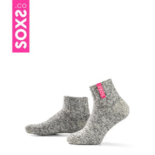 Load image into Gallery viewer, SOXS Dames Low Bubble Gum, SOX3103, deze enkelsokken hebben een roze label. Een wollen sok die niet kriebelt, 100% anti-prikgarantie en geen koude voeten meer.
