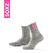 Afbeelding in Gallery-weergave laden, SOXS Dames Medium Bubble Gum, SOX3133, halfhoge sokken met een roze label. Een wollen sok die niet kriebelt, 100% anti-prikgarantie, geen koude voeten meer.
