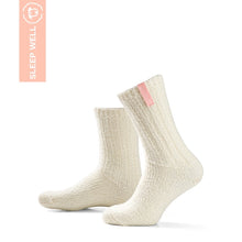 Load image into Gallery viewer, SOXS Dames Medium Sleep Well Offwhite, SOX3307 bedsokken, deze sokken hebben een roze label. Wollen sok die niet kriebelt, 100% anti-prikgarantie en geen koude voeten meer.

