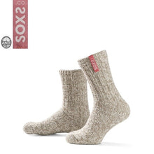 Load image into Gallery viewer, SOXS Dames Medium Beige Rose Shadow Anti-slip SOX3625 zijn ideaal als huissokken, maar ook voor een yoga sessie. Deze kuitsokken hebben een roze label. Door een combinatie van traditioneel schapenwol en moderne technologie heeft SOXS een wollen sok ontwikkeld die niet kriebelt. 100% anti-prikgarantie, met deze sokken heb je geen last meer van koude voeten. 
