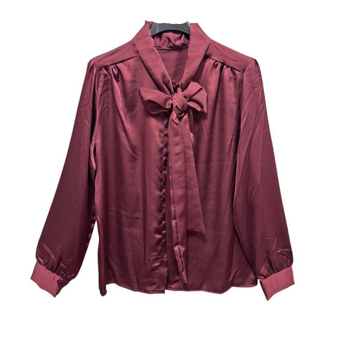 Bordeauxrode Glanzende Satijnen Blouse met pofschouder en strik. Een elegante en vrouwelijke blouse, perfect voor elke feestelijke gelegenheid. Ook in andere kleuren.