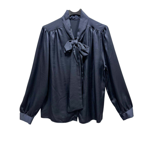 Blauwe Glanzende Satijnen Blouse met Pofschouders en Strik.
Elegante blouse van glanzend satijn met vrouwelijke pofschouders en een striksluiting bij de hals. De soepele stof valt mooi om het lichaam en geeft elke outfit een stijlvolle, luxueuze look. Perfect voor zowel feestelijke gelegenheden als een chique kantooroutfit.