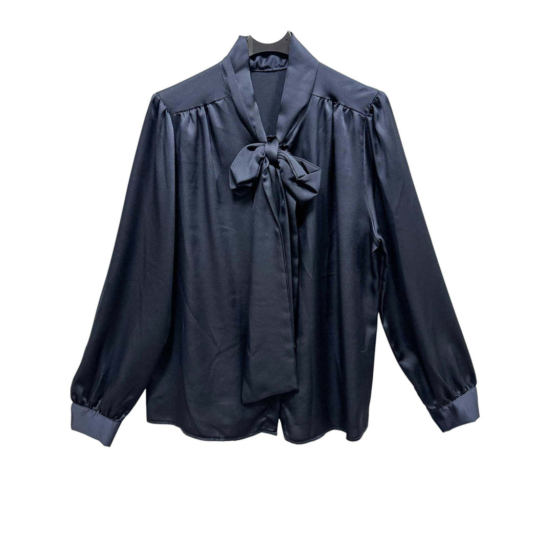Blauwe Glanzende Satijnen Blouse met Pofschouders en Strik.
Elegante blouse van glanzend satijn met vrouwelijke pofschouders en een striksluiting bij de hals. De soepele stof valt mooi om het lichaam en geeft elke outfit een stijlvolle, luxueuze look. Perfect voor zowel feestelijke gelegenheden als een chique kantooroutfit.