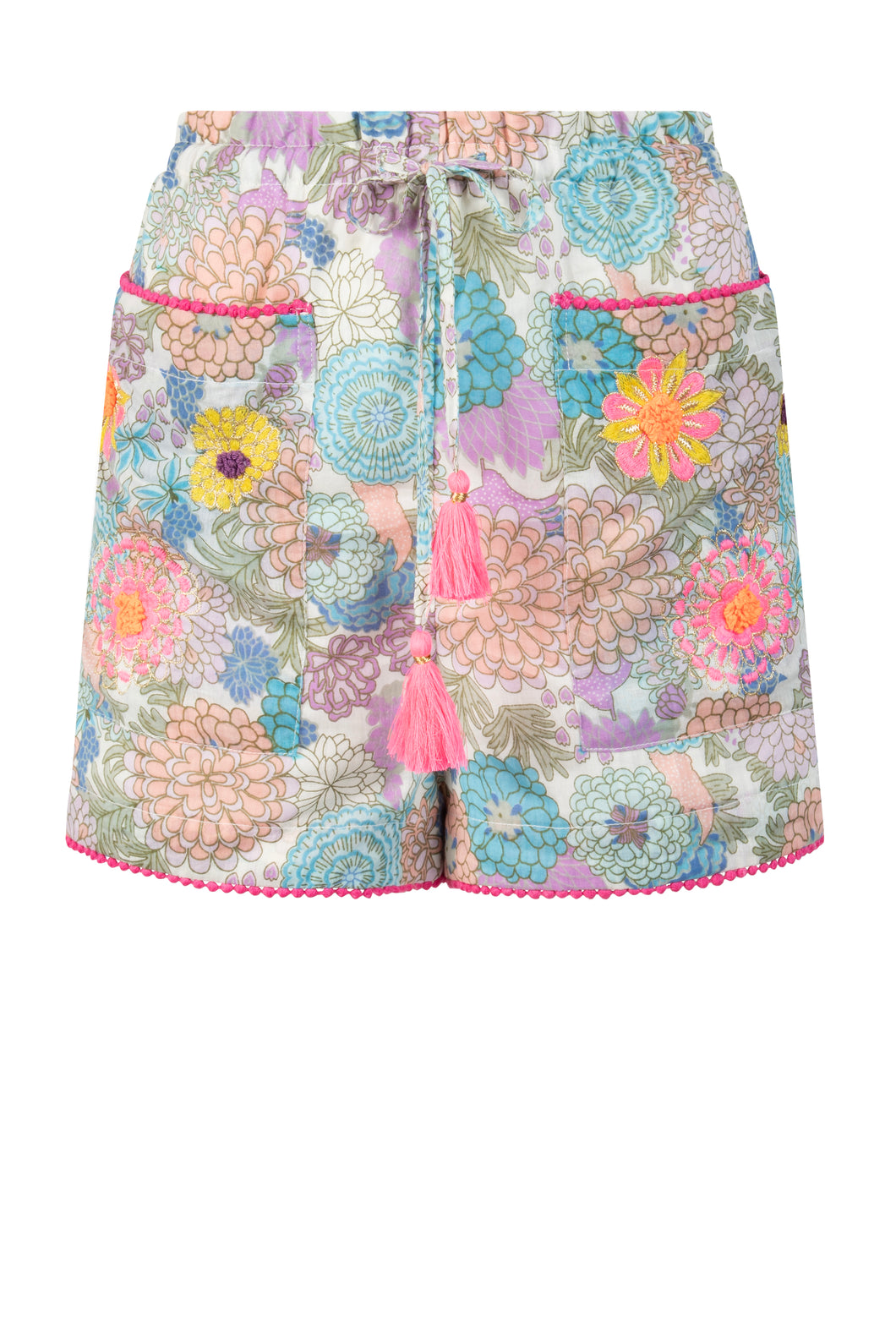 Short van Place du Soleil, Green Rosa Blue is een prachtige korte broek met elastiek in de taille en een aantrekkoord met fluo roze flosjes. Op de short zitten twee zakken welke mooi zijn afgewerkt met een roze bies. Deze short heeft een prachtige bloemenprint, sommige bloemen zijn geborduurd met lurex draad, andere bloemen weer met prachtig gekleurd embroiderie.