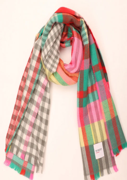 Multicolor Sjaal, een prachtige sjaal 200 Bright Pink in frisse kleuren van Moment Amsterdam met referentie 54.414-23. Afmeting sjaal is 180cmx70cm. Met deze sjaal blijf je lekker warm en maak jij jouw outfit helemaal compleet.