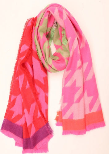 Lange Sjaal van Moment Amsterdam met referentie 54.413-23 heeft franjes en is in de prachtige fluo kleuren, roze, rood, lime, oranje, paars. Afmeting sjaal is 180cm x 65cm. Met deze sjaal blijf je lekker warm en maak jij jouw outfit helemaal compleet.
