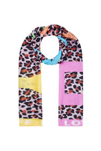 Load image into Gallery viewer, Veelzijdige Sjaal Sophie is een leuke sjaal met kleuren en panterprint. Deze trendy sjaal combineert een speels kleurenpalet met een stoere panterprint. De mix van levendige tinten en het klassieke dierenmotief maakt dit accessoire een echte eyecatcher. Licht en comfortabel om te dragen, perfect om je outfit op te fleuren.
