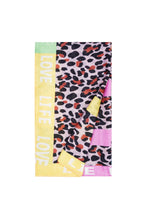 Load image into Gallery viewer, Veelzijdige Sjaal Sophie is een leuke sjaal met kleuren en panterprint. Deze trendy sjaal combineert een speels kleurenpalet met een stoere panterprint. De mix van levendige tinten en het klassieke dierenmotief maakt dit accessoire een echte eyecatcher. Licht en comfortabel om te dragen, perfect om je outfit op te fleuren.
