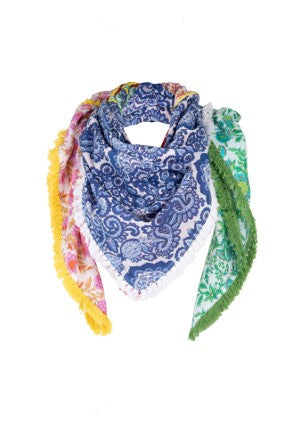 Place du Soleil Sjaal Flower is een prachtige sjaal met subtiele franjes in verschillende prints en kleuren. De prints zijn van de jurken van de zomer collectie van dit seizoen. Ook weer zo'n prachtig item van Place du Soleil!