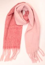Load image into Gallery viewer, Lange Sjaal, een prachtige sjaal van Moment Amsterdam met referentie 52.205-23 in de kleur Vintage Rose met afmeting 180cmx35cm. Met deze sjaal blijf je lekker warm en maak jij jouw outfit helemaal compleet.
