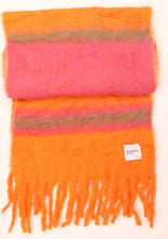 Afbeelding in Gallery-weergave laden, Oranje Sjaal, een prachtige sjaal van Moment Amsterdam referentie 53.312-23 in de kleur warm oranje met afmeting  180cmx35cm. Met deze sjaal blijf je lekker warm en maak jij jouw outfit compleet.
