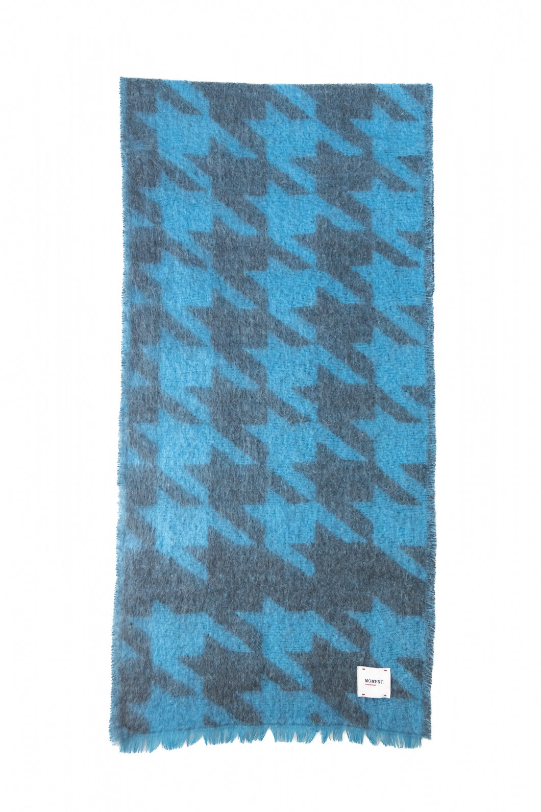 Lange en volle Sjaal Harper van Moment Amsterdam met referentie 412-55.502-24.9 met afmeting 190cmx70cm in de basiskleur blauw met grijs met prachtig pied de poule dessin. Met deze sjaal blijf je lekker warm en maak jij jouw outfit helemaal compleet.