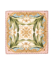 Afbeelding in Gallery-weergave laden, Vierkante Sjaal Limoges is een geweldige sjaal van viscose in prachtige zachte kleurencombinatie, in geschenkverpakking. Een mooie sjaal om iemand cadeau te geven!
