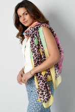 Load image into Gallery viewer, Veelzijdige Sjaal Sophie is een leuke sjaal met kleuren en panterprint. Deze trendy sjaal combineert een speels kleurenpalet met een stoere panterprint. De mix van levendige tinten en het klassieke dierenmotief maakt dit accessoire een echte eyecatcher. Licht en comfortabel om te dragen, perfect om je outfit op te fleuren.
