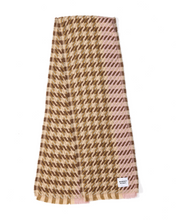 Load image into Gallery viewer, Prachtige sjaal van Moment in May in zand kleur en lichtroze, in het tijdloze dessin pied de poule. Sjaal item referentie 51.111-25 in de kleur 326 Sahara Sand. Met deze sjaal ben je helemaal klaar voor het najaar.
