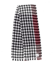 Load image into Gallery viewer, Prachtige sjaal van Moment in May in zwart wit en bordeauxrood, in het tijdloze dessin pied de poule. Sjaal item referentie 51.111-25 in de kleur 901 Black. Met deze sjaal ben je helemaal klaar voor het najaar.
