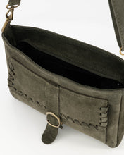 Afbeelding in Gallery-weergave laden, Groene Tas Juliana Suede is een verfijnde schoudertas met decoratieve gevlochten details en een karakteristieke goudkleurige gesp. Dankzij het verstelbare en afneembare hengsel kan de tas comfortabel over de schouder of crossbody gedragen worden. De zachte suède afwerking geeft het model een elegante uitstraling.
