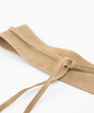 Afbeelding in Gallery-weergave laden, Suede leren wikkelriem met touwsluiting, verkrijgbaar in een maat. Brede gedeelte is 83 cm lang en de uiteindes zijn ieder 90 cm lang (Lengte kan een beetje verschillen).
