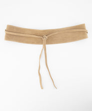 Afbeelding in Gallery-weergave laden, Taupe Suede leren wikkelriem met touwsluiting, verkrijgbaar in een maat. Brede gedeelte is 83 cm lang en de uiteindes zijn ieder 90 cm lang (Lengte kan een beetje verschillen).
