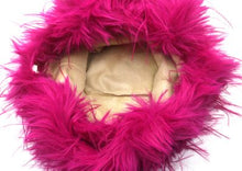 Afbeelding in Gallery-weergave laden, Roze Tas, Superleuke Fluffy Tas is een zachte, pluizige handtas in een geweldige kleur! De tas heeft twee hengsels en een afneembare goudkleurige ketting, is gevoerd en heeft een magneetsluiting. Ze voelen aaibaar aan en geven je festival outfit een speelse look! 
Tas Fluffy is verkrijgbaar in verschillende kleuren: Pink, Green, Navy.
