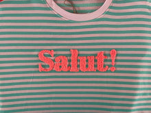 Afbeelding in Gallery-weergave laden, Superleuke Gestreepte Top in fleurige kleuren, een dikkere stof T-shirt met opdruk Salut. Dit T-shirt is te combineren met een korte of lange denim broek.
