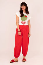 Afbeelding in Gallery-weergave laden, Offwhite T-shirt Olive You is een zomers shirt van katoen met ronde hals, korte mouwen met omslag en een kleurrijke print 'Olive You'.
