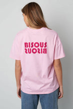 Load image into Gallery viewer, Roze T-shirt Bisous is een basis shirt van 100% katoen met ronde boord en korte mouwen. Zowel op de voor- en achterkant heeft dit t-shirt een applicatie Bisous in fuchsia.
