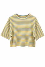 Load image into Gallery viewer, Superleuk gestreept T-shirt van Mooij. Deze oversized top met strepen is een echte must-have en verkrijgbaar in verschillende kleuren. Dankzij de comfortabele pasvorm is dit T-shirt geschikt voor maten S t/m XL.
