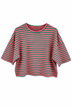 Load image into Gallery viewer, Superleuk gestreept T-shirt van Mooij. Deze oversized top met strepen is een echte must-have en verkrijgbaar in verschillende kleuren. Dankzij de comfortabele pasvorm is dit T-shirt geschikt voor maten S t/m XL.
