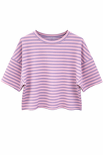 Load image into Gallery viewer, Superleuk gestreept T-shirt van Mooij. Deze oversized top met strepen is een echte must-have en verkrijgbaar in verschillende kleuren. Dankzij de comfortabele pasvorm is dit T-shirt geschikt voor maten S t/m XL.
