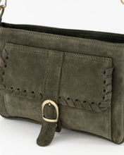 Afbeelding in Gallery-weergave laden, Groene Tas Juliana Suede is een verfijnde schoudertas met decoratieve gevlochten details en een karakteristieke goudkleurige gesp. Dankzij het verstelbare en afneembare hengsel kan de tas comfortabel over de schouder of crossbody gedragen worden. De zachte suède afwerking geeft het model een elegante uitstraling.
