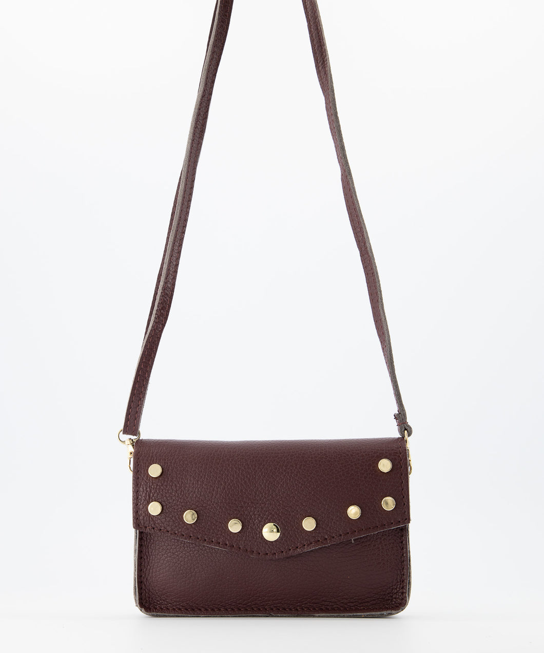 Een klein leren crossbodytas met goudkleurige studs, een lus aan de achterzijde om het tasje eventueel aan een riem te dragen. Tas is met een druksluiting te sluiten, aan de binnenzijde zit een vakje met een ritssluiting. Het hengsel is afneembaar en verstelbaar (145cm). Tas Laura is verkrijgbaar in verschillende kleuren.