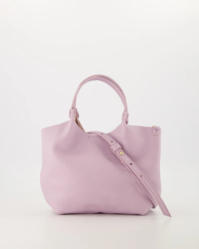 Tas Baby Lou is een praktische en elegante handtas met magneetsluiting. Tas heeft een afneembaar en verstelbaar hengsel, waardoor deze tas zowel als handtas als crossbody gedragen kan worden. Deze tas is vervaardigd van hoogwaardig leer en is ideaal voor dagelijks gebruik.

Tas Baby Lou is verkrijgbaar in verschillende kleuren: Ecru, Geel, Lila, Jeansblauw suède, Luipaard suède. Afmeting : 16cm x 17cm x 10cm