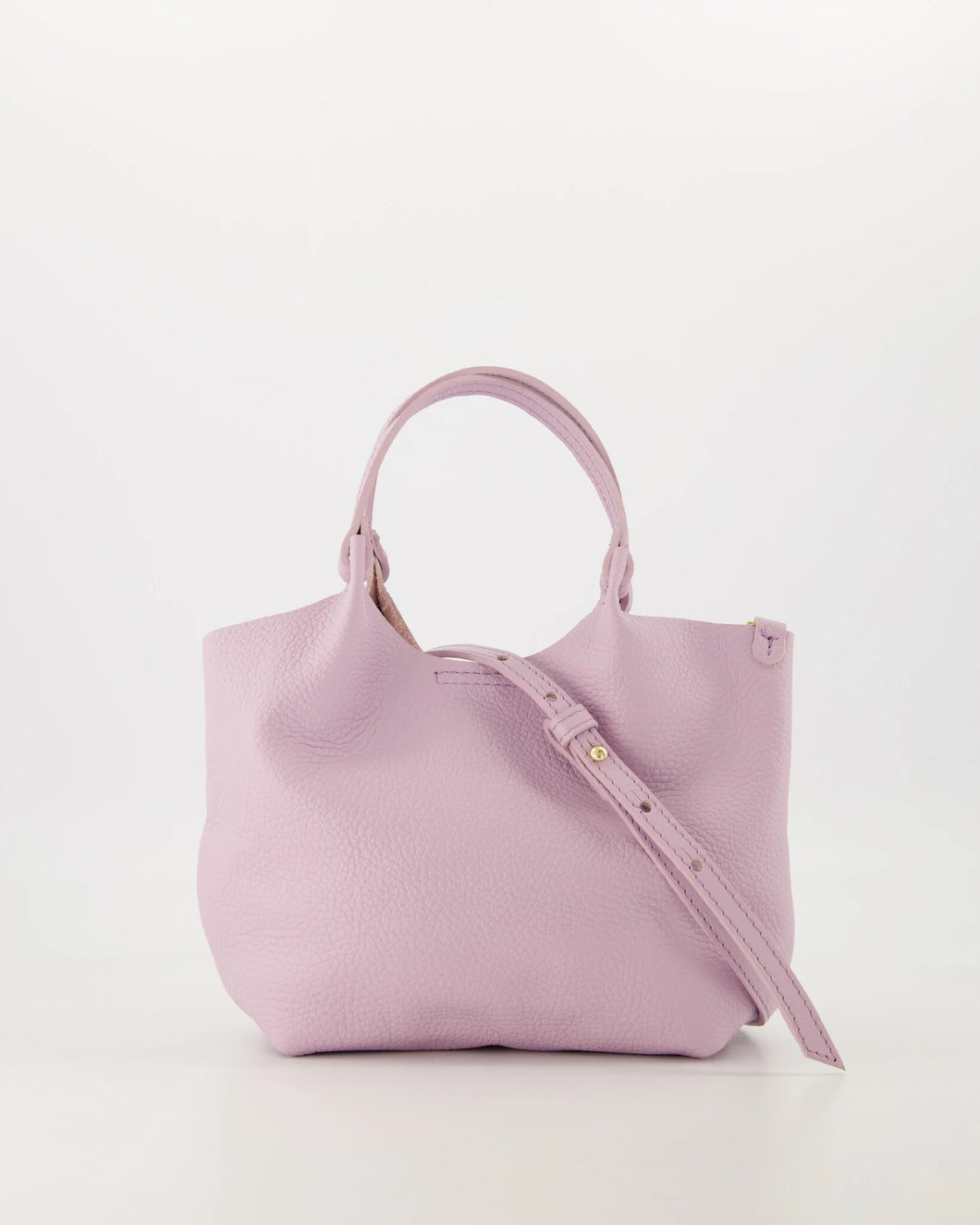 Tas Baby Lou is een praktische en elegante handtas met magneetsluiting. Tas heeft een afneembaar en verstelbaar hengsel, waardoor deze tas zowel als handtas als crossbody gedragen kan worden. Deze tas is vervaardigd van hoogwaardig leer en is ideaal voor dagelijks gebruik.

Tas Baby Lou is verkrijgbaar in verschillende kleuren: Ecru, Geel, Lila, Jeansblauw suède, Luipaard suède. Afmeting : 16cm x 17cm x 10cm